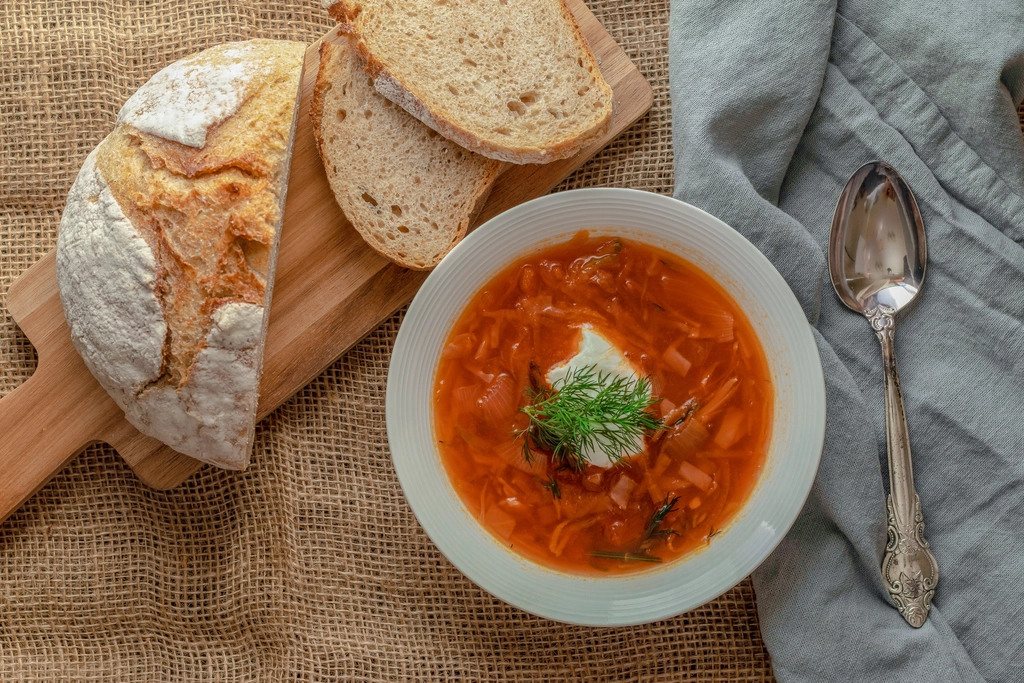 Rote-Bete-Suppe mit Sauerrahm und frischem Dill