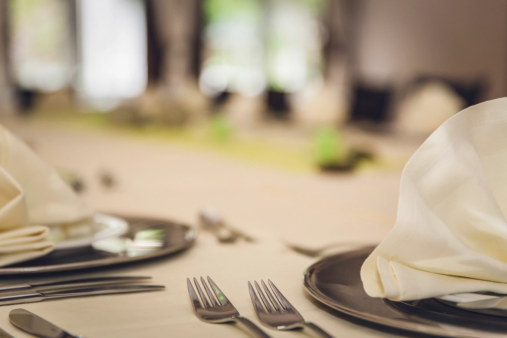 Elegant gedeckter Tisch mit Stoffservietten, bereit für Gäste