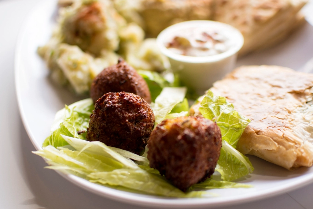 Knusprige Falafel mit Zitronen-Tahini-Dip