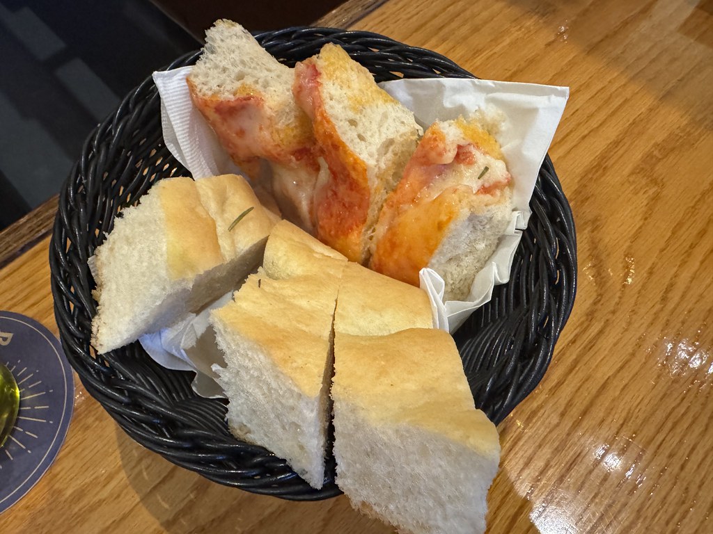 Ofenwarme Focaccia mit Rosmarin und Olivenöl
